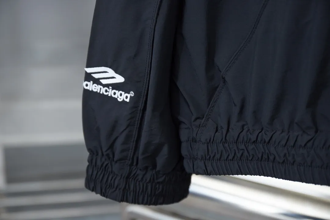 Balenciaga 𝘽𝘼𝙇𝙀𝙉𝘾𝙄𝘼𝙂𝘼 BLCG 76 Manchester United embroidered inlay jacket, light luxury, a must-have item for daily commuting for men and women, correct version, feel free to compare, detailed features · Made of T 800 professional jacket polyester fabric · The entire fabric is pre-treated with a waterproof coating · The interior is made of four-way elastic nylon lining · Zipper pockets on both sides Elastic cuff design · Internal zipper pocket design · Extremely complex and heavy-duty splicing and inserting technology · Customized TPU material lettering film Manual pressing process · Imported Tajima high-speed embroidery machine thousands of needle embroidery process · Elastic elastic waist design at the hem · Customized molded hardware zipper Jacket double puller design · Original main mark, washed tag brand packaging Color: Black Size: 46/48/50/52